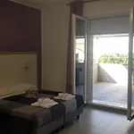 La Dea Πανσιόν Φεράρα